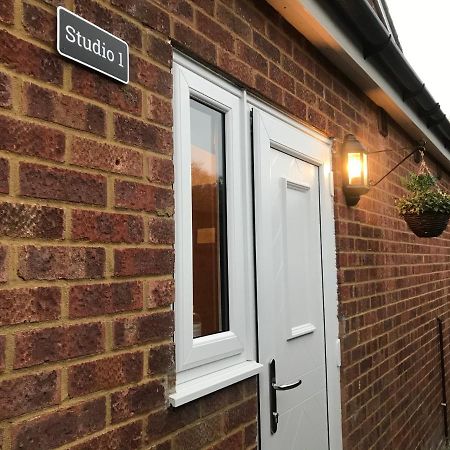 Studio-1-Staines/Heathrow/London-Own Entrance Esterno foto