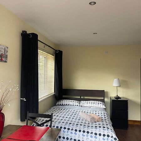 Studio-1-Staines/Heathrow/London-Own Entrance Esterno foto