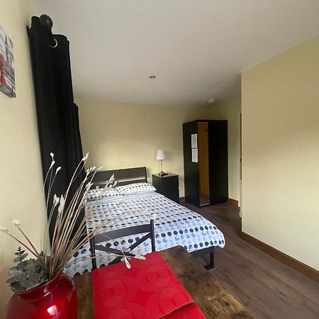 Studio-1-Staines/Heathrow/London-Own Entrance Esterno foto