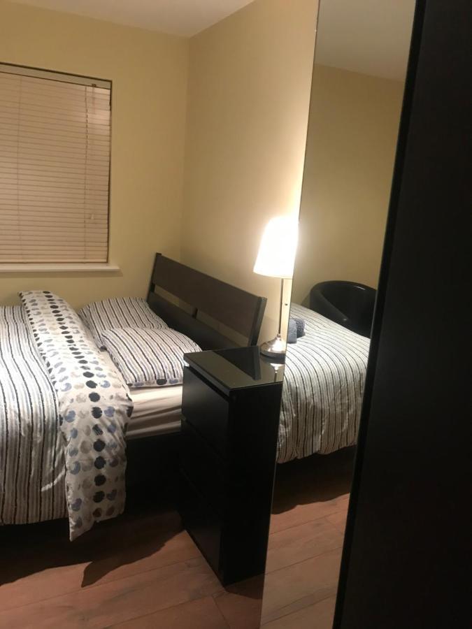 Studio-1-Staines/Heathrow/London-Own Entrance Esterno foto