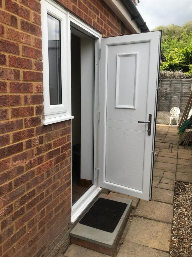 Studio-1-Staines/Heathrow/London-Own Entrance Esterno foto