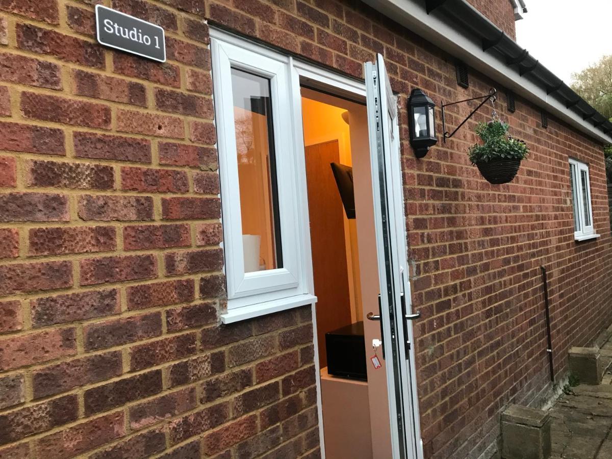 Studio-1-Staines/Heathrow/London-Own Entrance Esterno foto