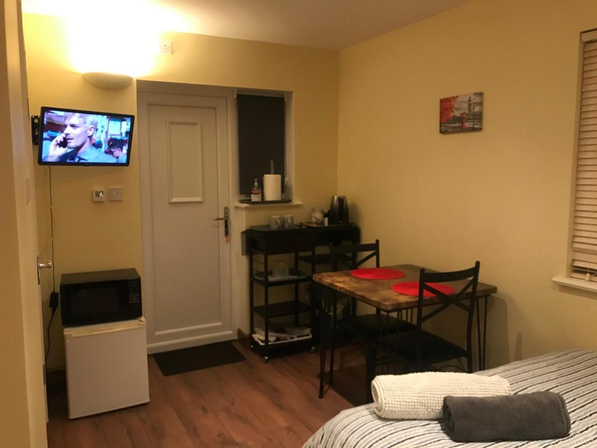 Studio-1-Staines/Heathrow/London-Own Entrance Esterno foto