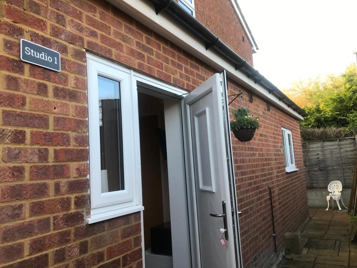 Studio-1-Staines/Heathrow/London-Own Entrance Esterno foto