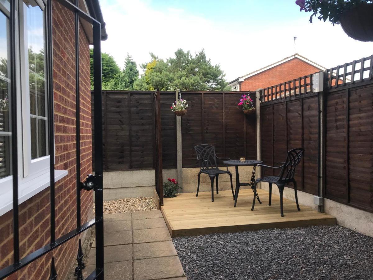 Studio-1-Staines/Heathrow/London-Own Entrance Esterno foto