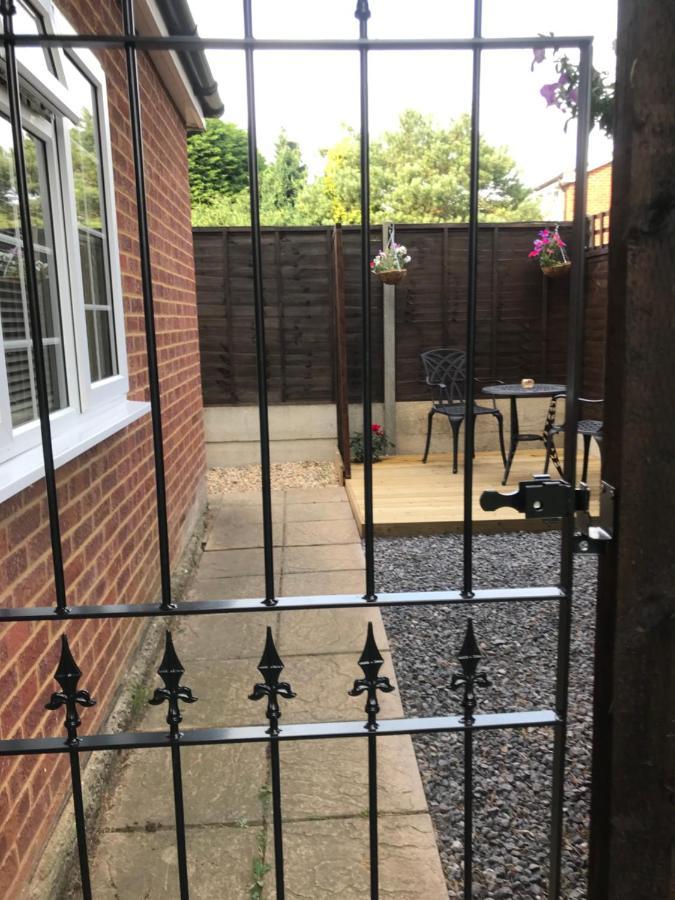 Studio-1-Staines/Heathrow/London-Own Entrance Esterno foto
