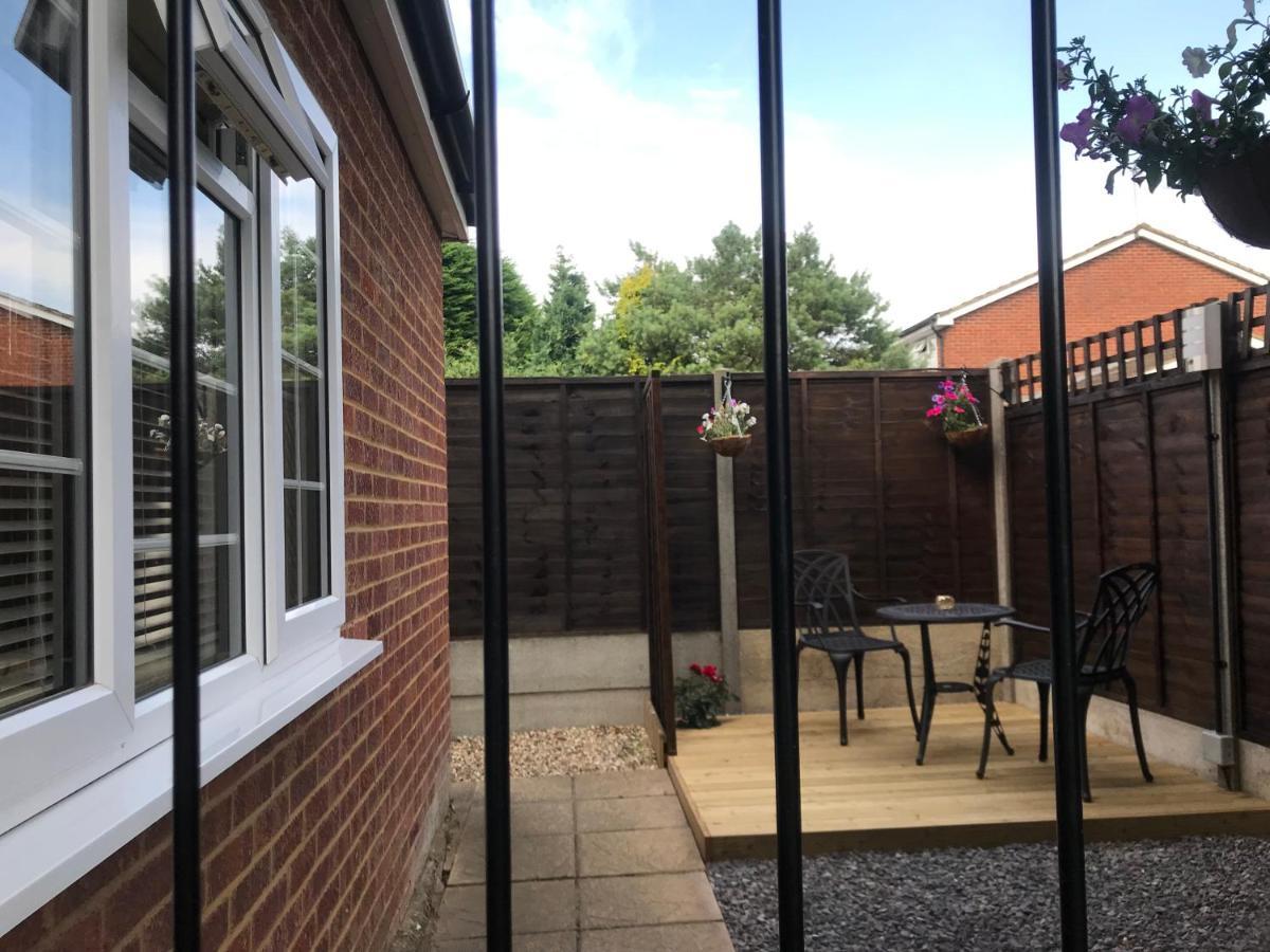 Studio-1-Staines/Heathrow/London-Own Entrance Esterno foto