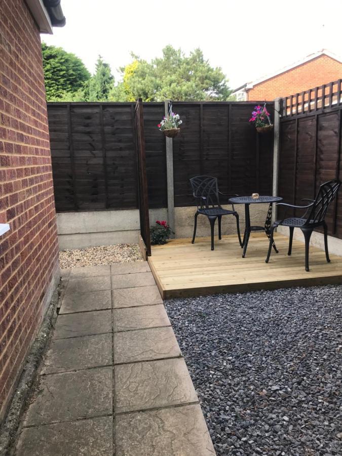 Studio-1-Staines/Heathrow/London-Own Entrance Esterno foto