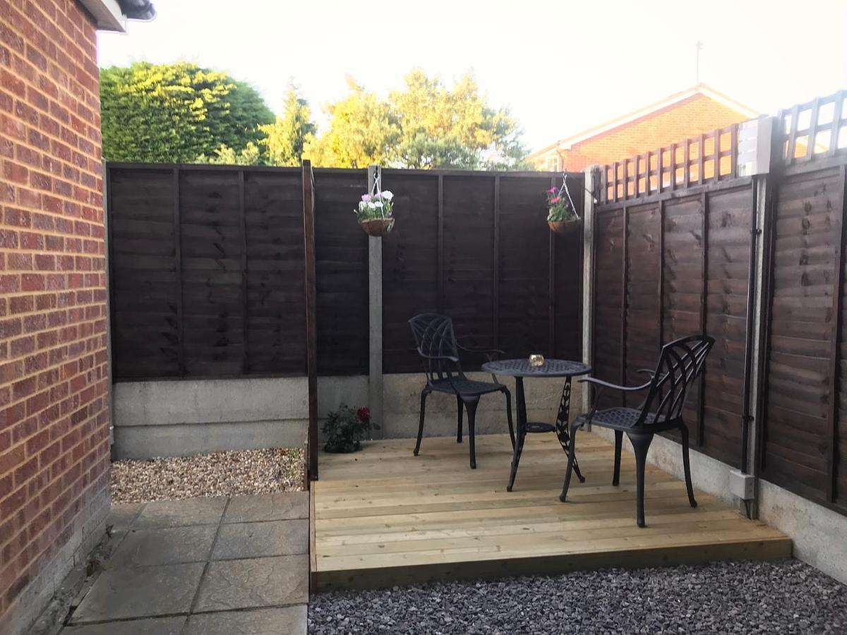 Studio-1-Staines/Heathrow/London-Own Entrance Esterno foto