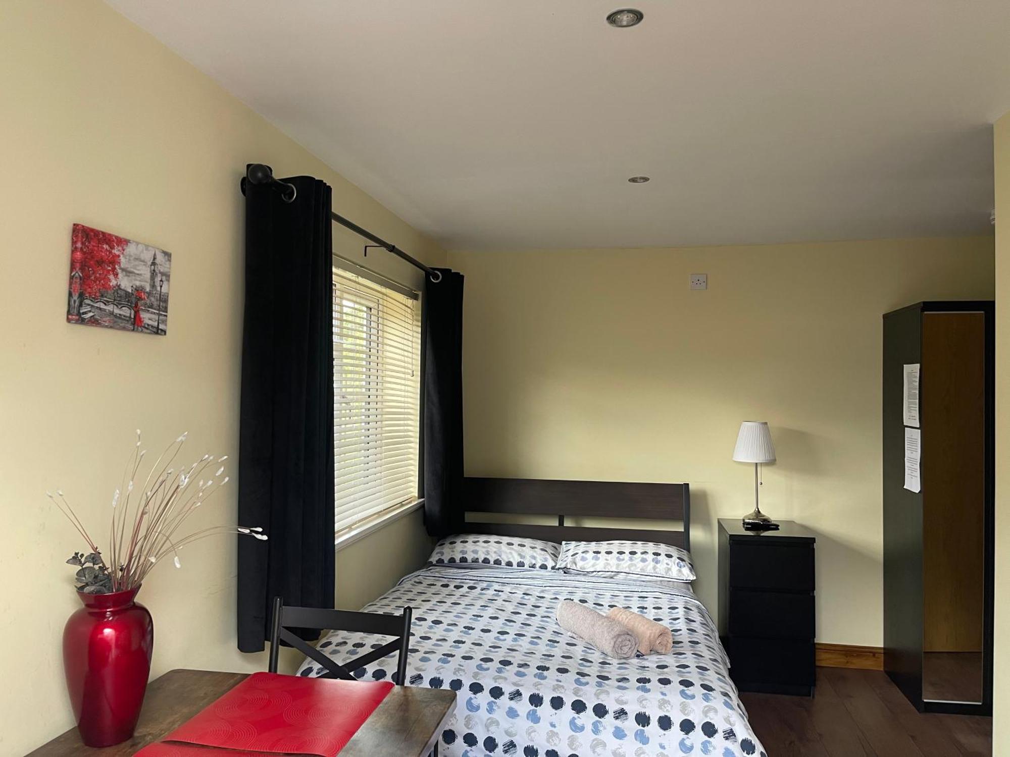 Studio-1-Staines/Heathrow/London-Own Entrance Esterno foto