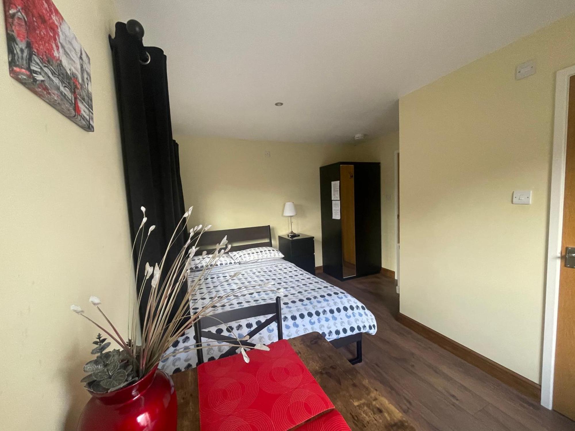 Studio-1-Staines/Heathrow/London-Own Entrance Esterno foto