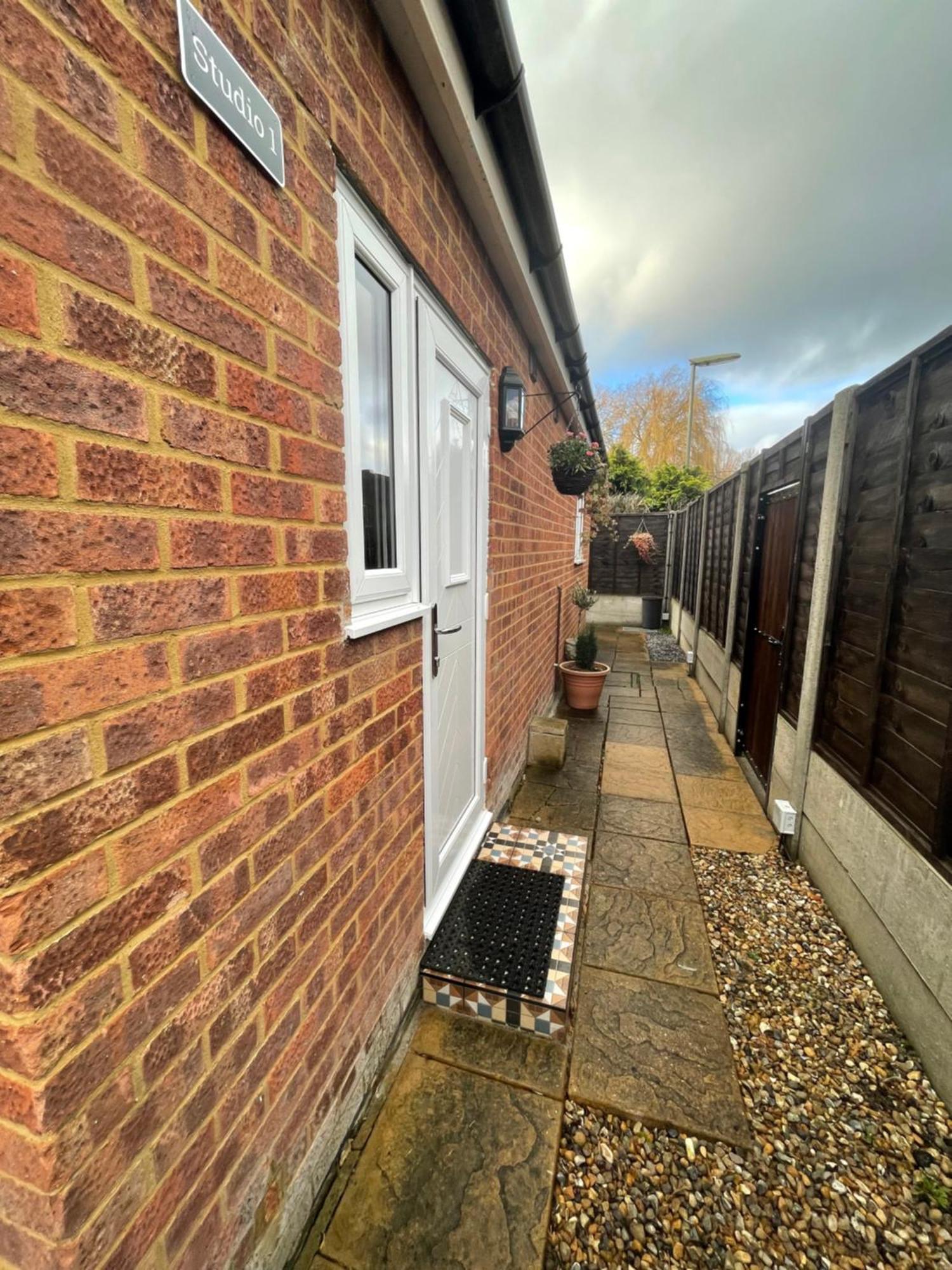 Studio-1-Staines/Heathrow/London-Own Entrance Esterno foto
